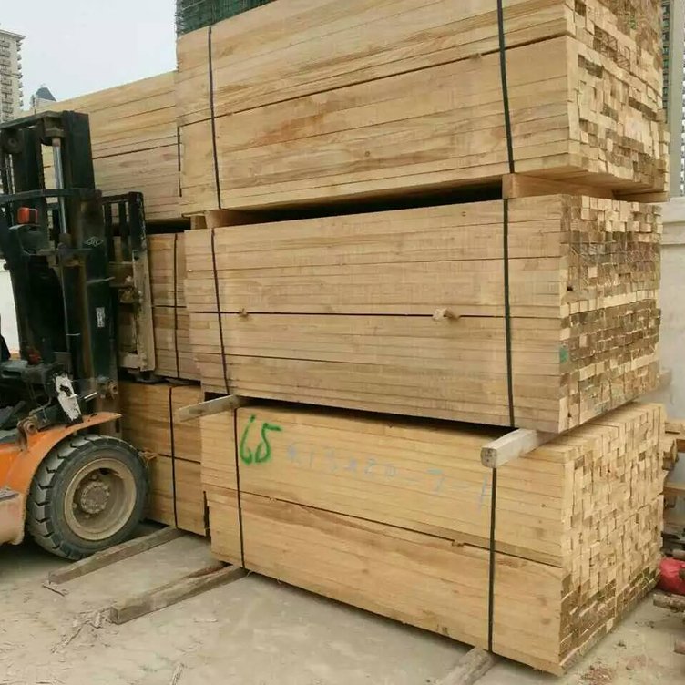 木方正在装卸