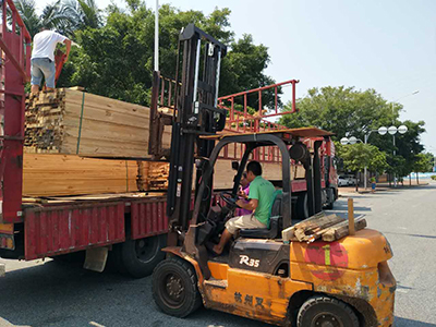 木方整车正在装卸
